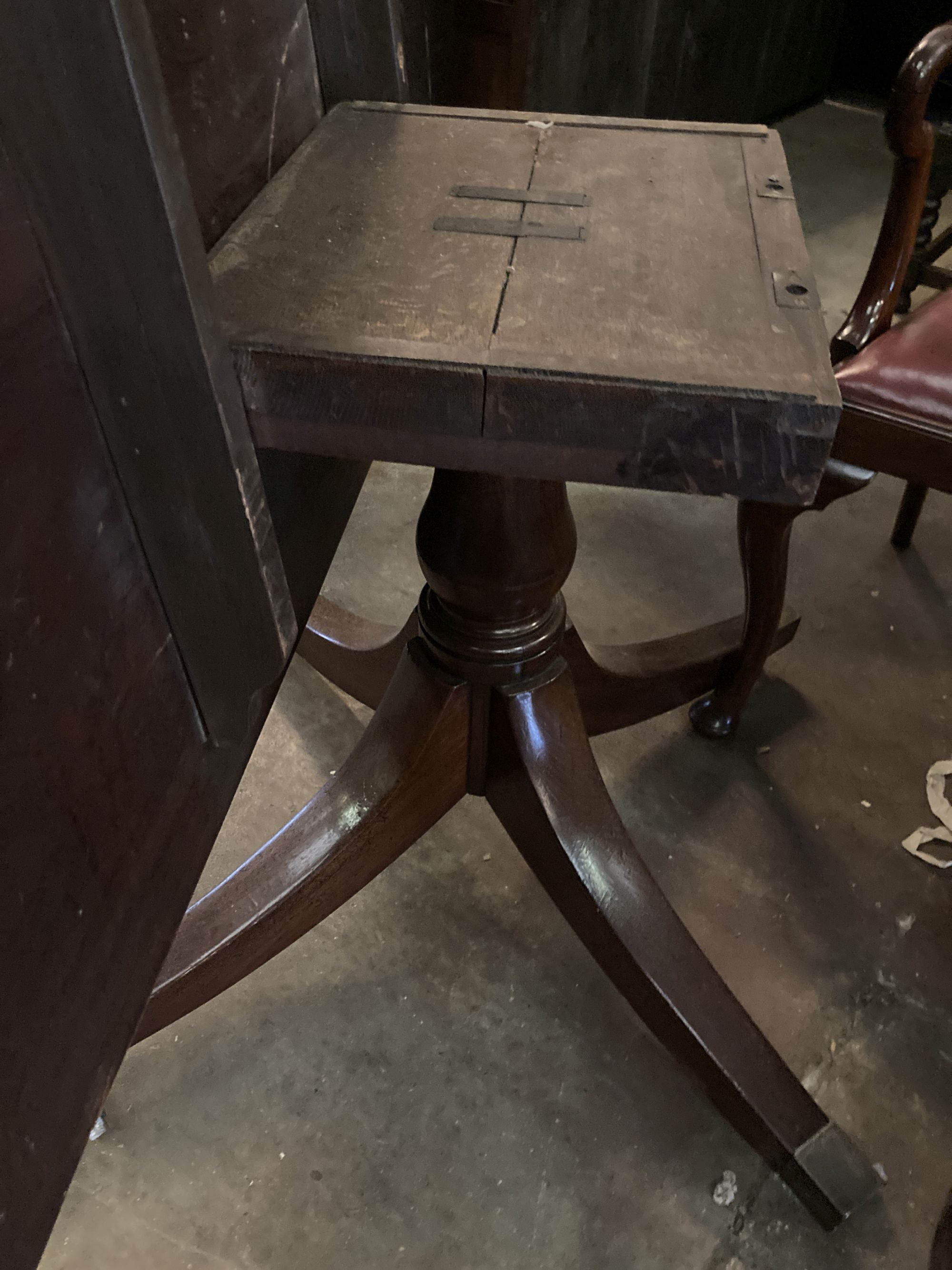 A George III rectangular mahogany breakfast table, width 141cm, depth 103cm, height 73cm